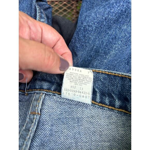 Vintage Levi's 852 Tapered Leg Mom Jeans 9 - Picture 8 of 9